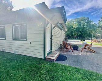 Romantic, Large Studio with Rustic Queen Size Bed and Decor - Old Forge - Patio