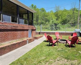 Hop's Spot Hatfield-McCoy Trail - Bluefield - Patio