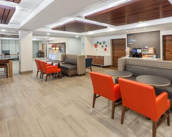 Holiday Inn Express & Suites Tilton - Lakes Region By IHG - Tilton - Lounge