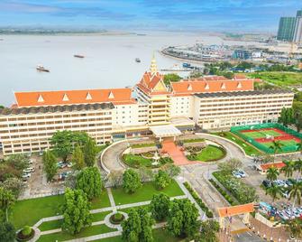 Hotel Cambodiana - Phnom Penh - Building