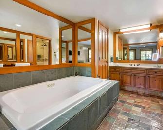 Luxurious 2 bedroom family aptt. in a ski resort Whistler BC - upper village - Whistler