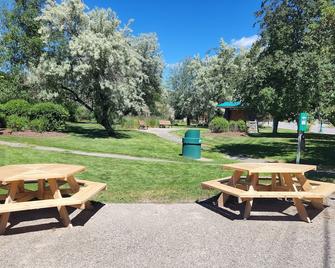 The Orchard (Hostel With Private Bunks) - Radium Hot Springs - Patio