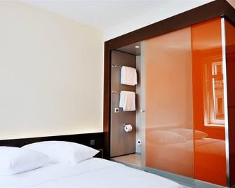 easyHotel Zürich City Centre - Zurich - Phòng ngủ