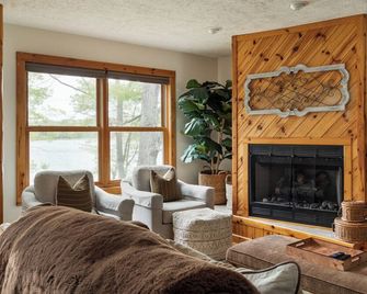 Lakefront + Dog-Friendly + Sunset View + Orv Trail - Kalkaska - Huiskamer