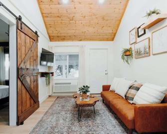 Packwood's Narada Suite - Randle - Living room