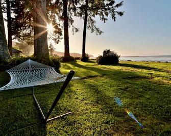 6 guest · Eddie Bauer's former Beachfront Cottage - Sekiu - Patio