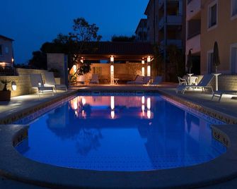 Apartments Flora - Premantura - Pool