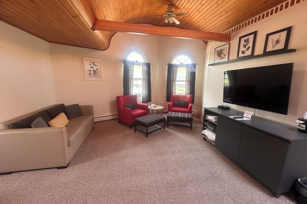 Pictured Rocks Inn & Suites - Munising - Living room