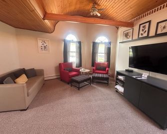Pictured Rocks Inn & Suites - Munising - Huiskamer