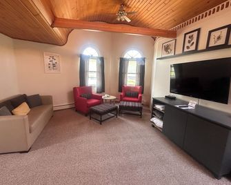 Pictured Rocks Inn & Suites - Munising - Living room