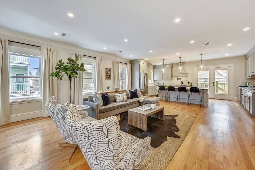 Spacious, New Renovation | Near T - بوسطن - غرفة معيشة