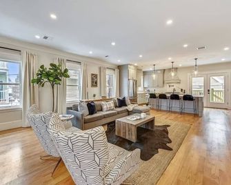 Spacious, New Renovation | Near T - بوسطن - غرفة معيشة