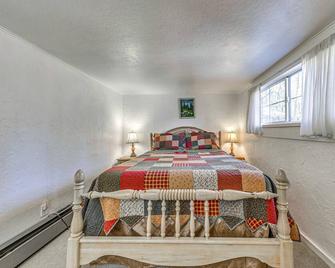 Ruidoso Cabin with Decks about 1 Mi to Downtown! - Ruidoso - Yatak Odası