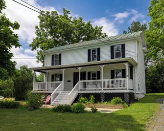 Super Cozy 5 Acre Farmhouse in Luray - Close to Everything - Luray - Gebäude