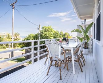 Kings Beach Coastal Getaway, Bring the dog! - Caloundra - Balkon