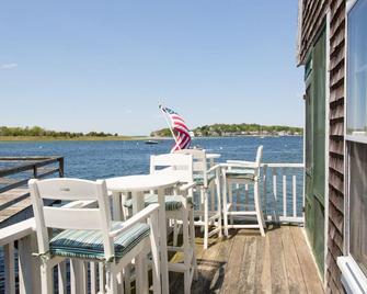 Clean Waterfront Classic Cottage with Private Beach - Gloucester - Balcony