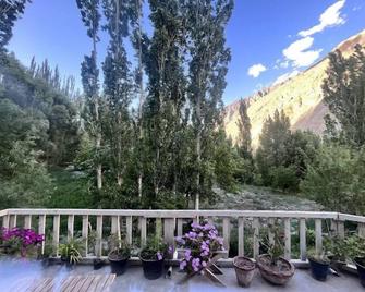 Moksha Resorts - Karimabad - Edificio