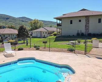 Day Dreamer - by Chatuge Home Conciergebr Lake & Mountain Views Condo W/ Pool - Hiawassee - Pool
