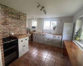 Delightful 2 bed cottage near airport with Free Parking and Wi-fi - Yatton - Kitchen
