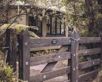 A charming Torrent Bay bach in the heart of Abel Tasman! - Marahau - Gebäude