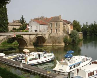 In the heart of Burgundy, barn for 8 people, swimming pool, pétanque court, - Couches - Edificio