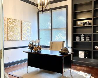 Gorgeous 4 BR Home - 1.5 mi from DT Alpharetta and Avalon - Alpharetta - Living room