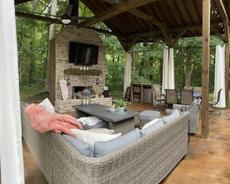 Charming 4br Home-Outdoor Living Area- Close to It All Hot Tub Near Oxford - Pontotoc - Patio