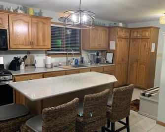 Lovely Riverfront views of river. Walking distance to beach. - Two Rivers - Küche
