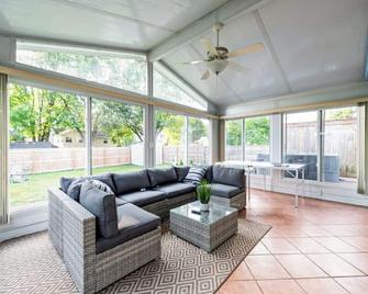 Charming Ranch 3BR W/ Hot Tub and Ping Pong Table\n\n - Dublin - Living room