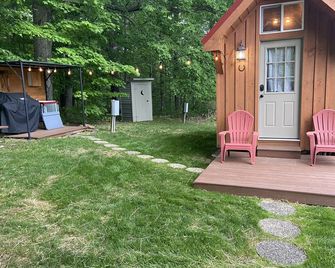 Private Tiny Cabin 5 Star Clean! French Lick, in Overlooks A Meadow! Book Now! - French Lick - Patio