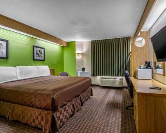 Classic Inn By OYO I- 240 Near Memphis Airport - Memphis - Bedroom