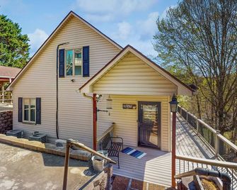 Outdoor Spa + Dock! Scenic Norris Lake Retreat - Caryville - Edificio