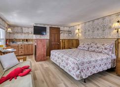 #18: Acadia Lodge. King Bed. Ac. (Open Hearth Inn) - Trenton - Bedroom