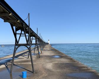 Marcell's Mainstay - A quick walk to downtown - Manistee