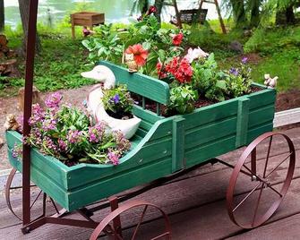 Romantic Waterfront Shabby Chic Cabin On The Clark Fork River! #swankycabin - Clark Fork - Patio