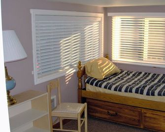 Historic 1920s Cabin - Long Beach - Bedroom