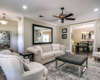 Your home away from home - Grapevine - Living room