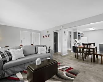 Cozy Apt Aurora/Sleeps 8/Free Wifi/55\'Tv/Parking - Aurora - Living room