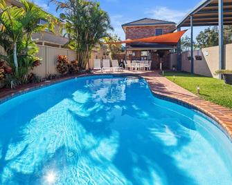 King-Size Comfort Deluxe Room with A/C & Ensuite welcoming Coffs Harbour - 科夫斯港 - 游泳池
