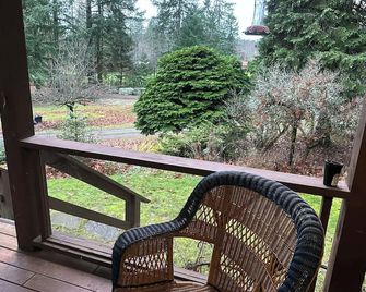 Charming Log Home on acreage bordering golf course - Port Alberni - Balcony