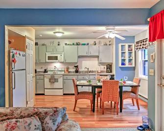 Malta House w/ Pool: 9 Mi to Saratoga Race Course! - Ballston Spa - Cocina