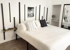 New Hot Tub, Pool Table, Air Hockey, Fire Pit, King Bed, Funcation! Amenities! - Twin Falls - Bedroom