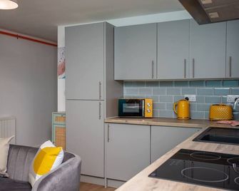 Bondi Beach Getaway | Stylish 1 Br | Wi-Fi | Beachfront - Whitley Bay - Kitchen