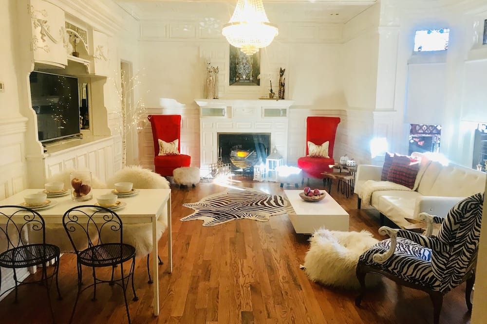 Unique , Contemporary With Hot Tub!!! - Denver - Lounge