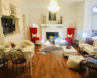 Unique , Contemporary With Hot Tub!!! - Denver - Lounge
