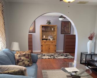 Cozy Home with Sparkling Pool/Pet Friendly - Mesa - Living room
