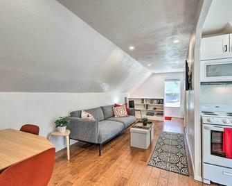 2 Mi to Downtown Denver Chic Apartment! - Denver - Living room
