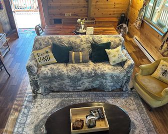 Sherwood Forest Cottage 45 mins. from Grand Canyon! - Williams - Living room