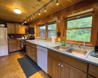 Clear Pond Cottage - Escape to Private 30 Acres and Pond! - Hyde Park - Cocina