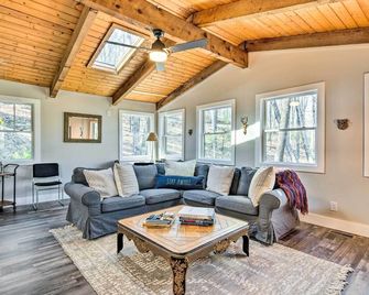 Peaceful Brevard Mountain Cabin Hike, Golf and Swim - Brevard - Living room